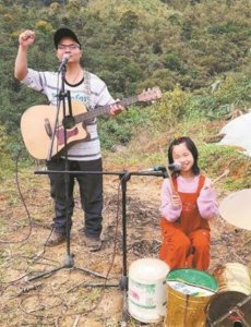 山村父女乐队走红 吸引20多万网络粉丝围观