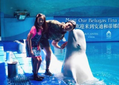 吴尊与女儿游玩 女儿一双修长的大长腿女神范十足
