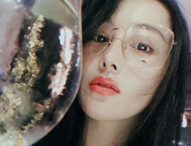 张馨予产后晒自拍 披散着长发红色嘴唇更是显得妖娆