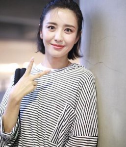 佟丽娅穿条纹衫现身 头扎丸子头十分清纯可人气质