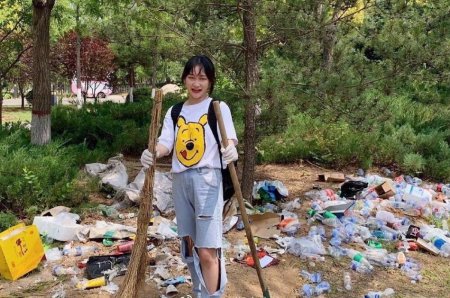 女网红回应捡垃圾作秀 愿意承认错误感觉压力很大