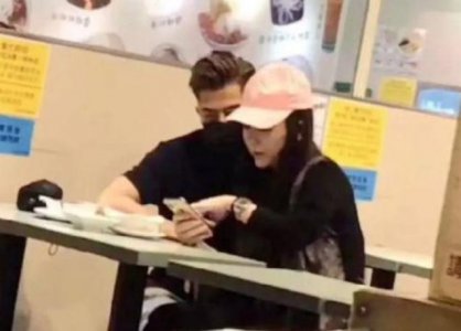 郭富城夫妇穿情侣装 方媛依偎在郭富城身上非常享受