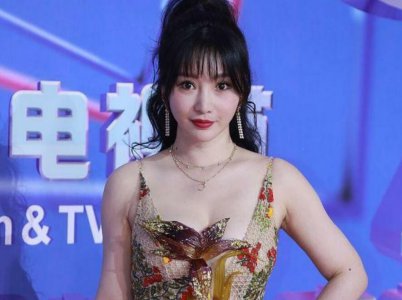 柳岩走红毯摔倒 大摆pose展现自己性感好身材