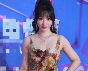 柳岩走红毯摔倒 身穿低胸礼服险些春光乍泄