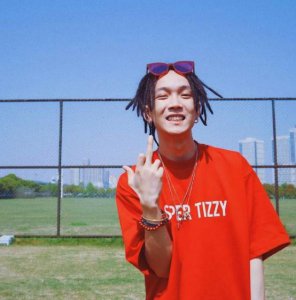 你的男孩tt恋情曝光 和女方行为亲密并疑似同居