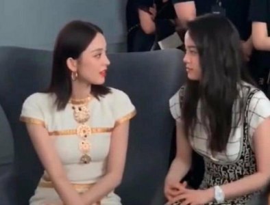 欧阳娜娜侧脸照 与古力娜扎同框感觉完全变路人