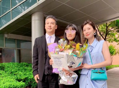 贾静雯与前夫同框 送给大女儿“最棒的毕业礼物”