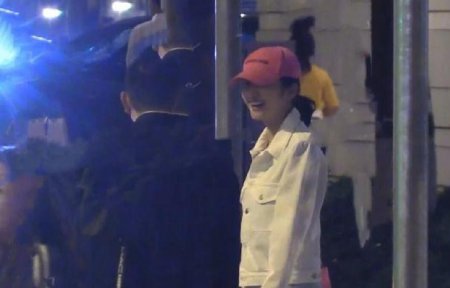 景甜与助理吃火锅 满脸笑容心情大好未受分手影响