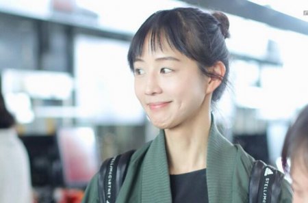 张钧甯剪刘海减龄 扎丸子头搭配绿色外套十分青春洋溢