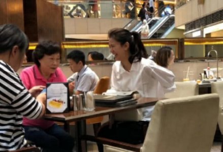 张智霖夫妇被偶遇 两人吃饭分开坐引网友们热议