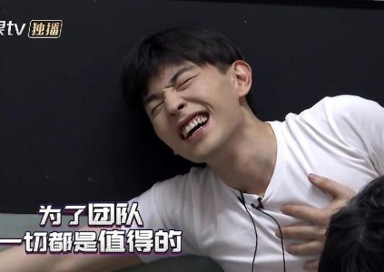 邓伦骑动感单车骑到心脏疼 腿软到不得不扶着墙