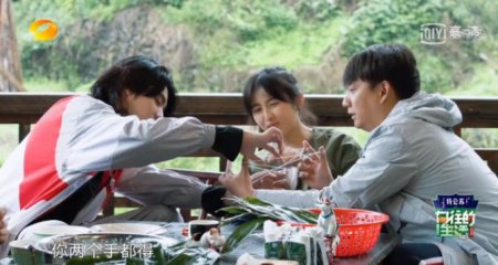吴亦凡和张子枫互动 吴亦凡眼神中似乎带有一丝爱意