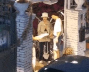 王俊凯帮杨紫拎包 帮杨紫拍照拎包男友力爆棚