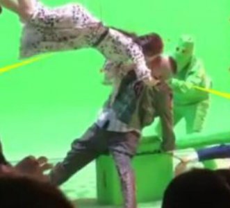 岳云鹏佟丽娅有吻戏 两人合体走红毯亲密无比
