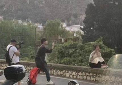 王俊凯帮杨紫拎包 网友直夸贴心男友力爆棚