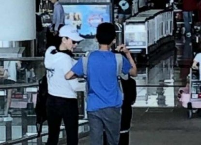 张柏芝携俩儿子出游 母子三人其乐融融的画面很温馨