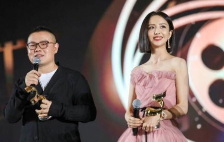 佟丽娅穿豆沙粉纱裙 在红毯上翩翩起舞气质绝美