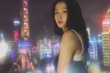 关晓彤与东方明珠合影 披着散发十分性感迷人