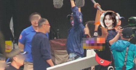 秦岚和导演疑起争执 导演拿着剧本激动地挥来挥去