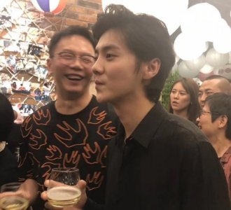 鹿晗现身饭局 手捧酒杯向众人敬酒笑谈
