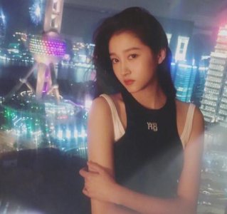 关晓彤东方明珠合影 灯光照耀下显得更加迷人性感