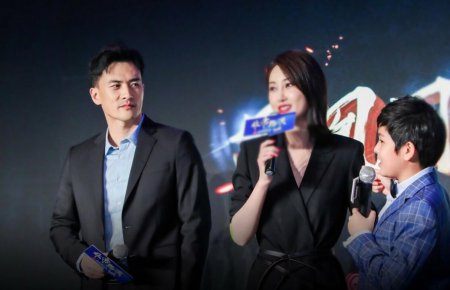 赫子铭亮相新戏宣传 与女演员眼神交流颇为宠溺