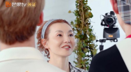 张曼玉被迫参加饭局 感觉这是剥夺自由的无趣活动