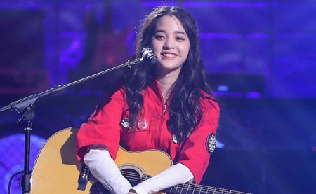 欧阳娜娜抱琴弹唱 一身红装打扮犹如小仙女一般
