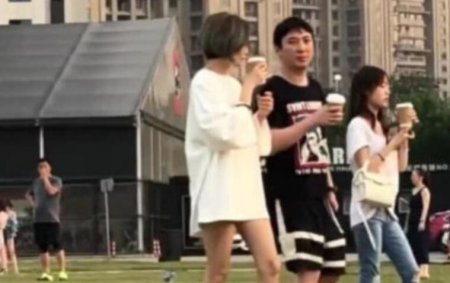 王思聪穿拖鞋逛公园 手拿一杯咖啡心情相对不错