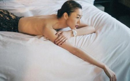 刘雯秀性感裸背 线条流畅绝美尽显顶级身材