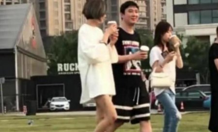 王思聪带美女逛公园 身边依旧是大长腿女网红陪伴