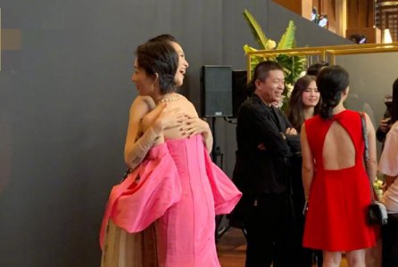 两代谋女郎同框 章子怡周冬雨相拥上演摸脸杀