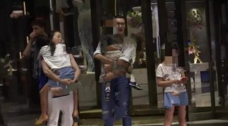 陈好三胎儿子曝光 小男孩搂着陈好的脖子十分亲密