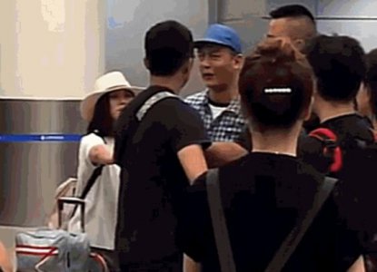 陈冠希遭偷拍发飙 表情非常冰冷情绪非常不佳