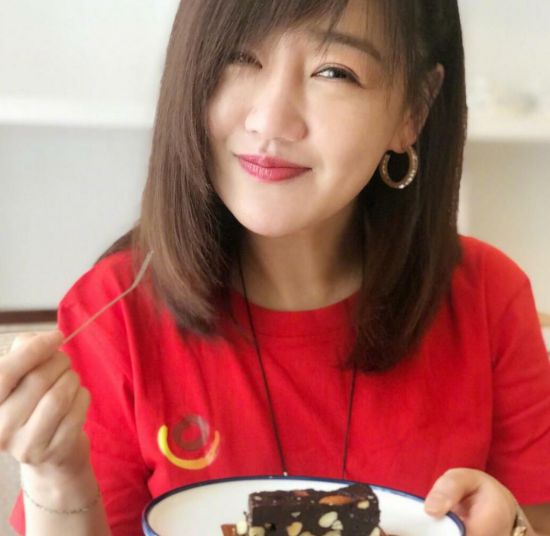 40岁薛佳凝近照与胡歌分手后依旧活成少女