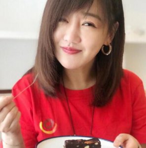 40岁薛佳凝近照 惬意享受甜品和茶状态十分好