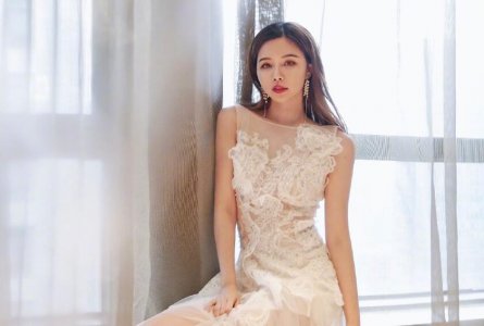 穆雅斓参加婚礼 被直播吐槽不随份子还白吃白喝