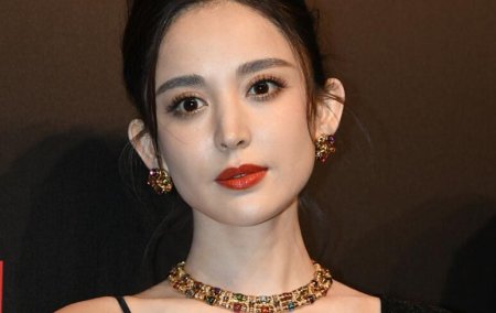 古力娜扎身穿深V礼服 大秀事业线眼神迷离风情万种