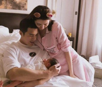 姜潮麦迪娜一家三口同框 姜潮的眼神中充满了溺爱