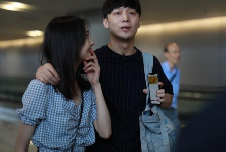 郑爽穿露脐装 与男友同框现身依旧甜蜜十足