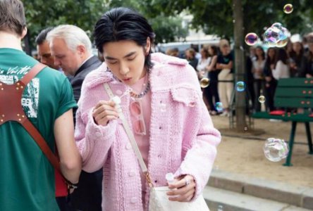 吴亦凡路边吹泡泡 身穿粉色外套的他一秒回到童年
