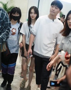 郑爽与男友穿情侣装 跟随在张恒身边仿佛小媳妇一般