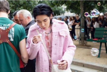 吴亦凡路边吹泡泡 身穿粉红外套少女心爆棚