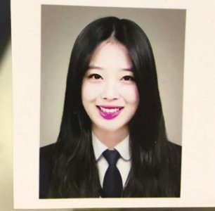 雪莉大学证件照曝光 长发披肩露出甜美的笑容