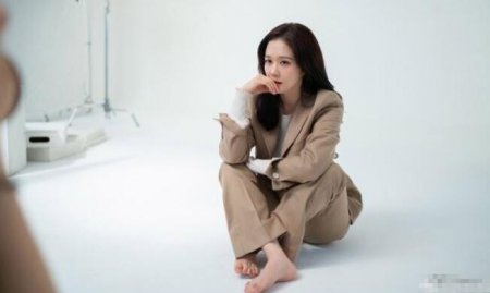 38岁张娜拉近照 改往日风格变成熟干练的职业女性