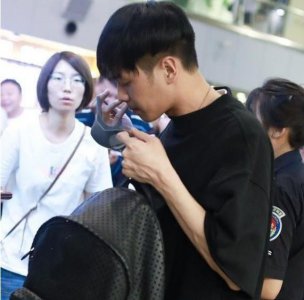 张若昀婚讯后现身机场 心情烦躁疑似筹备婚礼遇到难题