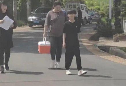 赵本山10岁外孙近照 身材高挑十分帅气有型
