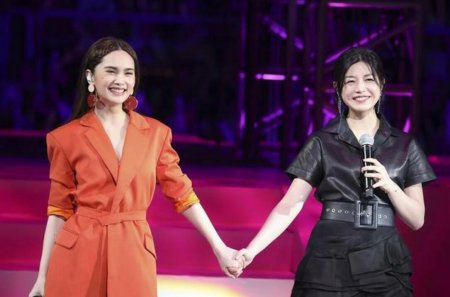 杨丞琳陈妍希玩亲亲 两人牵手拥抱尽显闺蜜情深