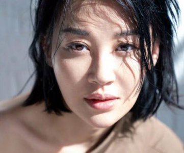 许晴冻龄拍杂志大片 身材曲线优越性感而知性