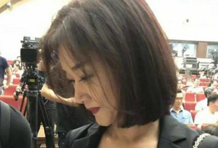 路人抓拍53岁宋祖英 俏皮短发状态抗打气质尽显